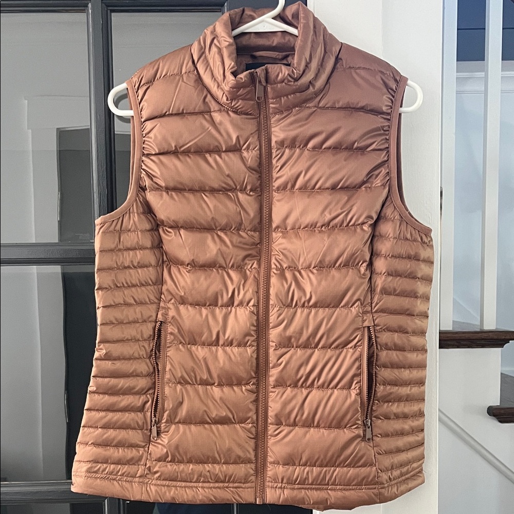 Quince Women's Brown puffer Vest
